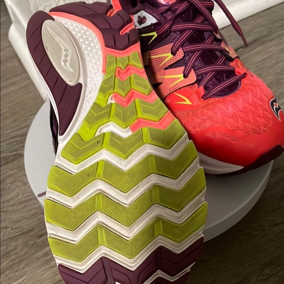 Saucony Pink and Purple Athletic Shoes Vibrant Design - Picture 3 of 7